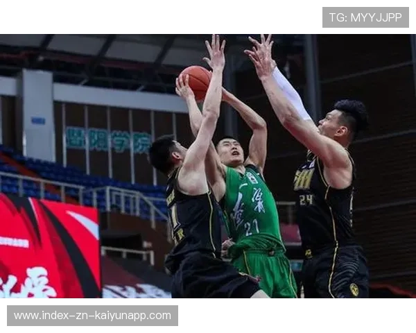 武汉三镇中路渗透流畅，戴维森推射建功：完美展现战术与个人实力