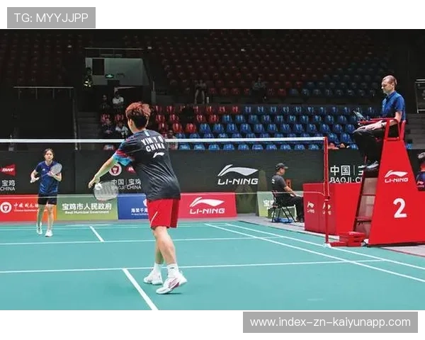 羽毛球新秀拿反球拍